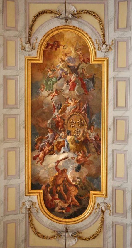 Reggia di Caserta, Salone degli Alabardieri, con le armi di casa Borbone sostenute dalle virtù, affresco di Domenico Mondo, 1787